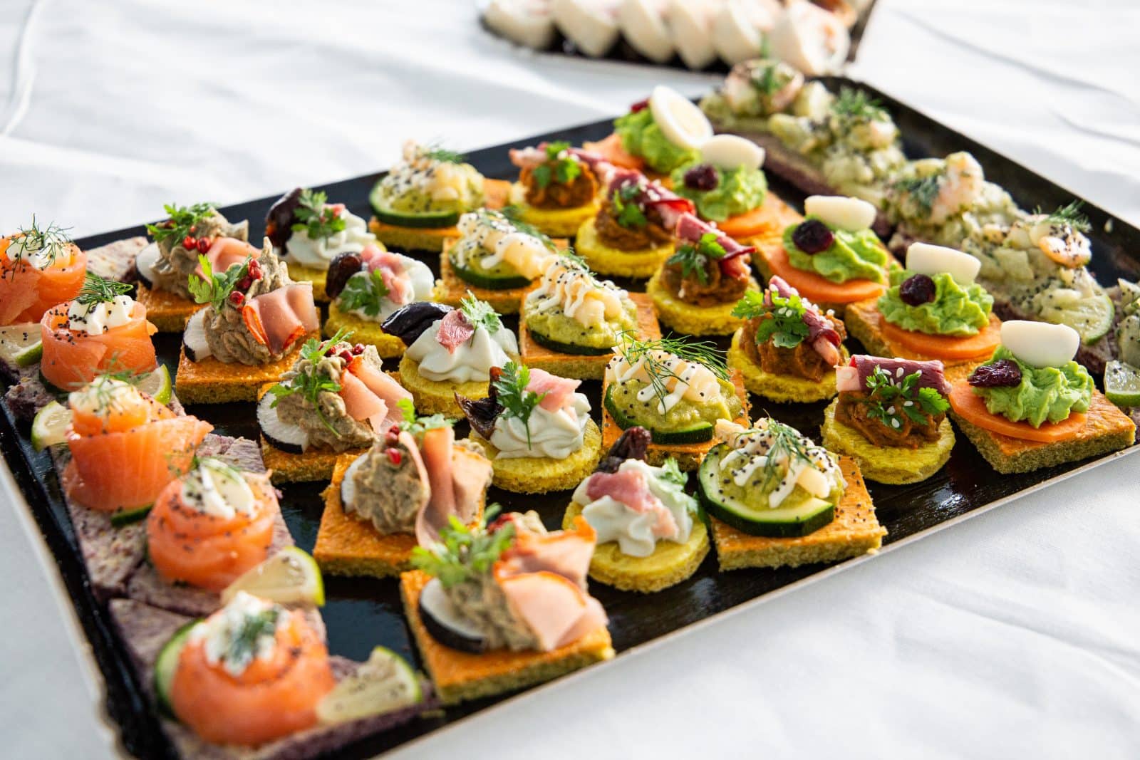 cocktail-traiteur-gourmet-assortiment-canapé