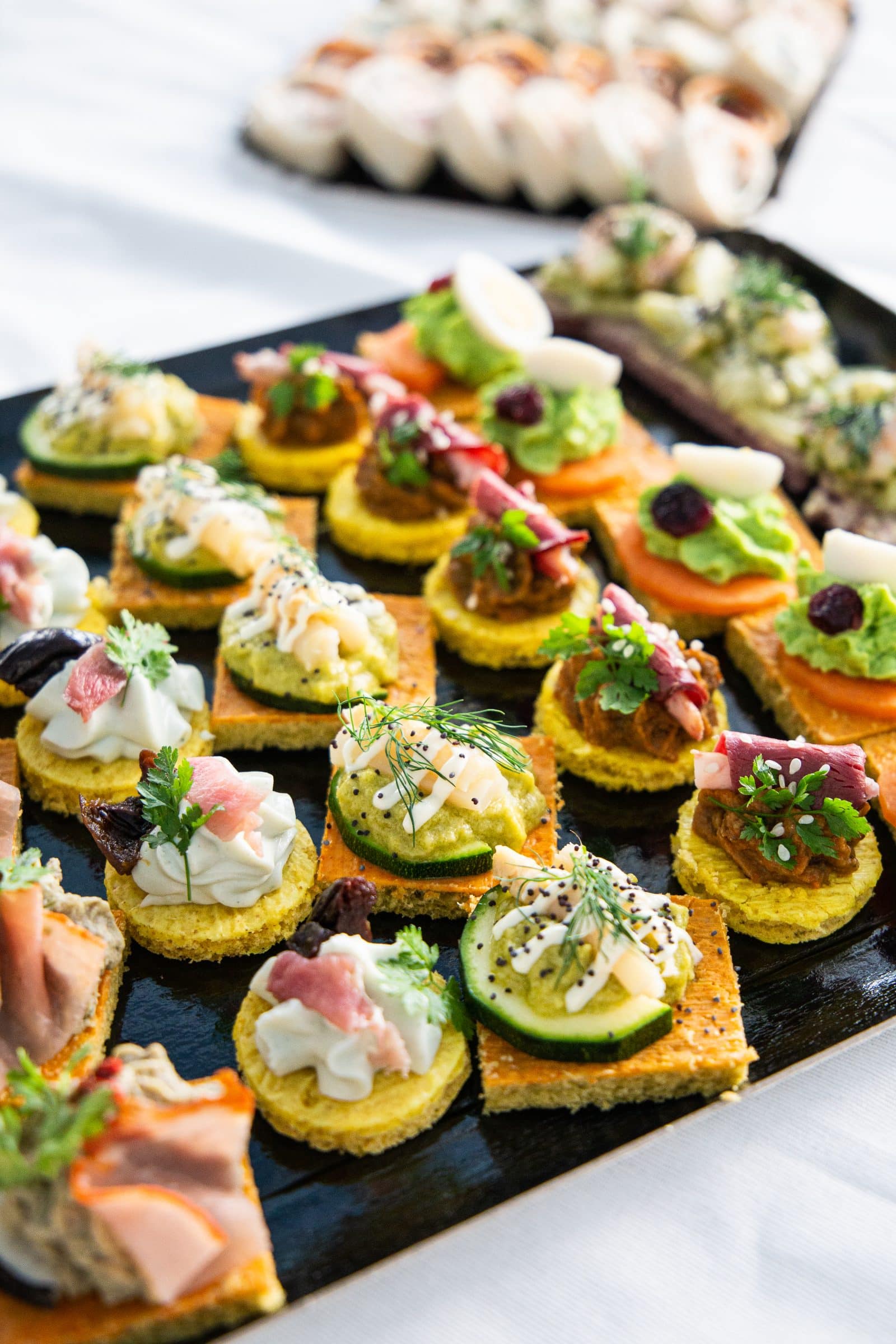 cocktail-traiteur-gourmet-assortiment-de-canapé