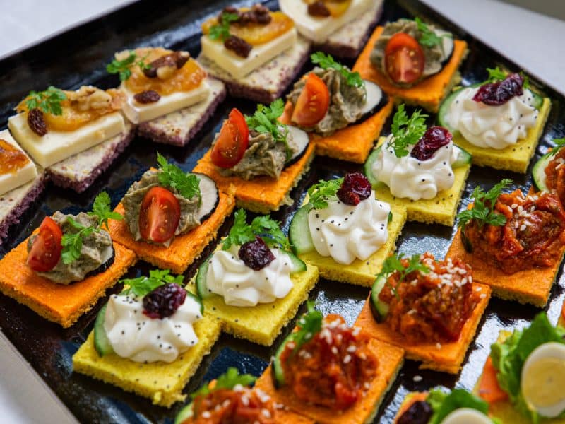 cocktail_traiteur_végétarien_assortiment_de_canapé_frais