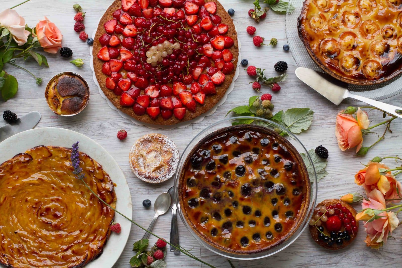 Tarte aux fruits avec les différents fruits de saison